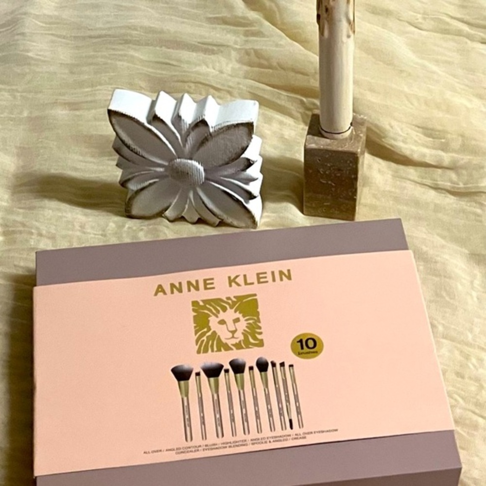Anne Klein Makeup Brush Collection